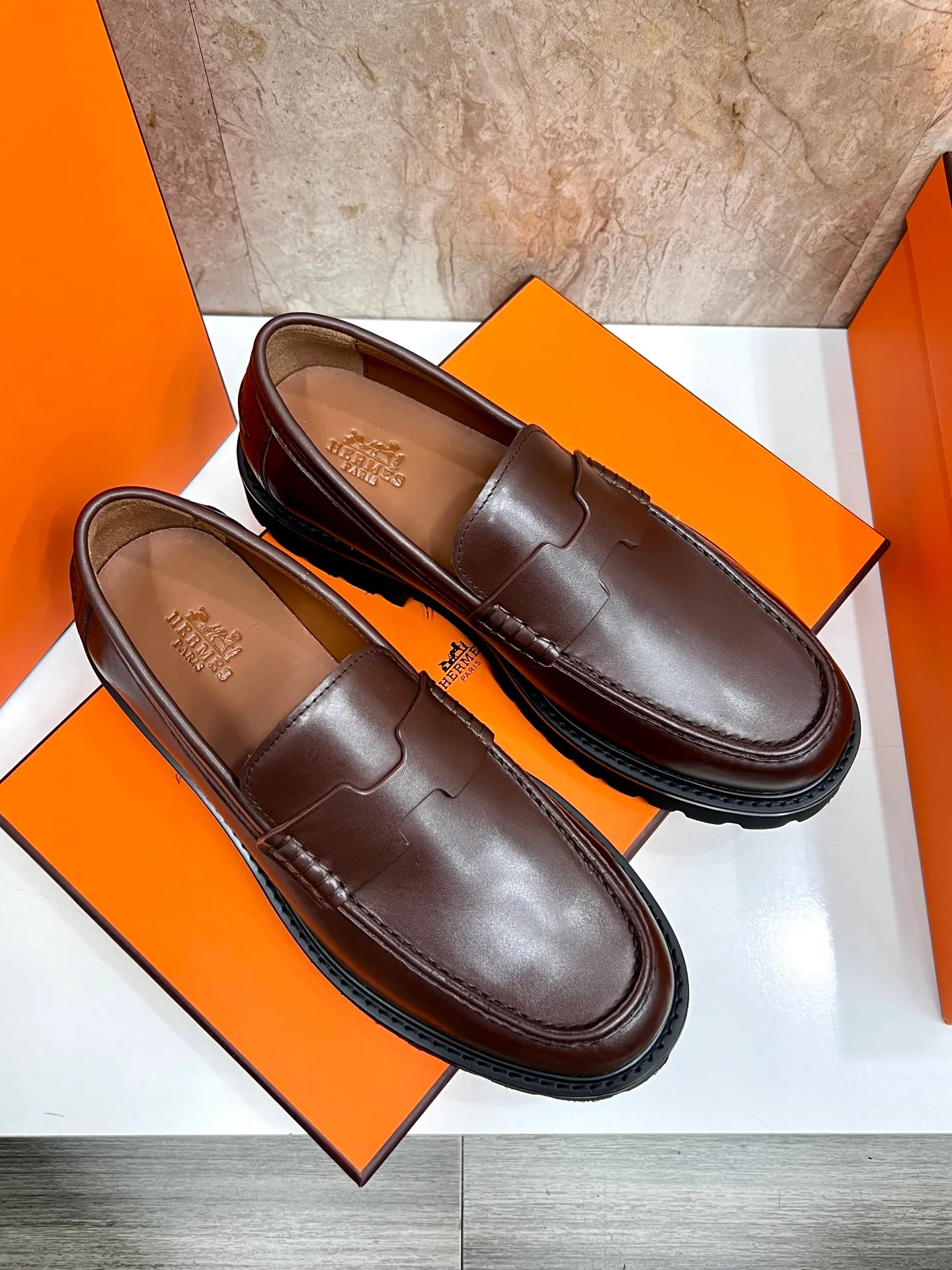 Original order quality P840 Brand: Hermès Standard code: Men's code: 39.40.41.42.43.44. (38.45 custom-made Grade: Same as the official website Original order quality Material: Original cowhide Original breathable cowhide lining Original outsole Style category: Men's fashionable casual leather shoes Color: Actual picture